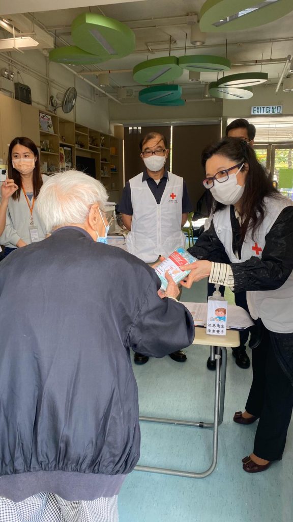 香港紅十字會主席和委員到中心派發防炎包予老友記，並向他們送上關懷及溫暖