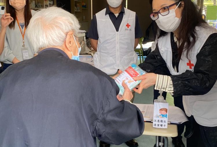 香港紅十字會主席和委員到中心派發防炎包予老友記，並向他們送上關懷及溫暖